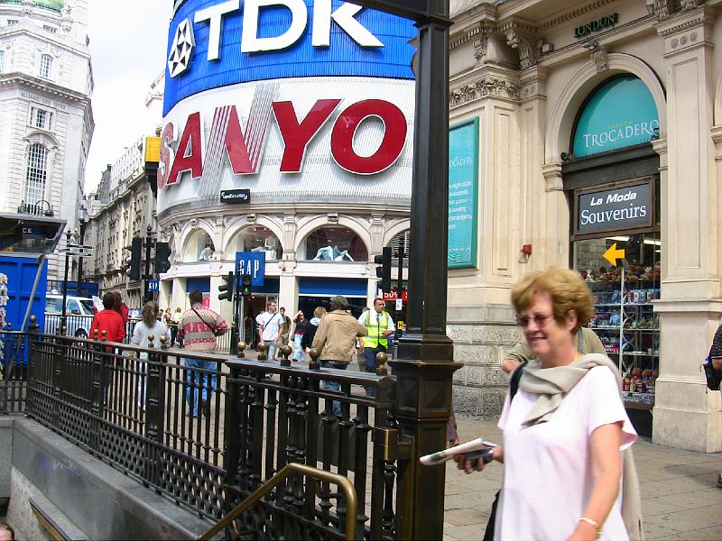 IMG_0385.jpg - STREET SCENE IN LONDON