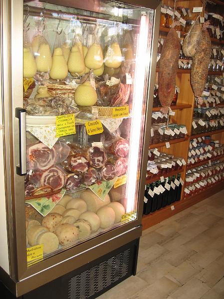 Italy85.jpg - SHOPPING FOR DELICACIES FOR DINNER